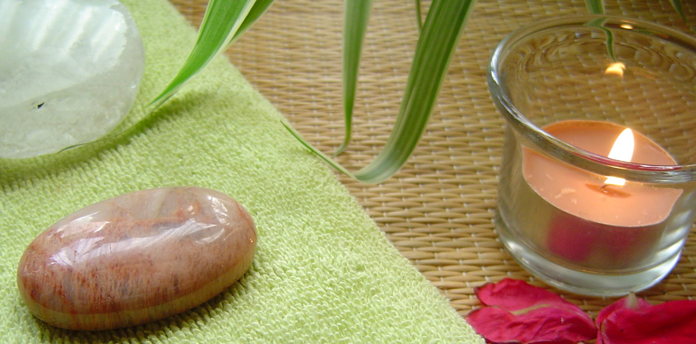 Kerze brennt entspannende Atmosphäre